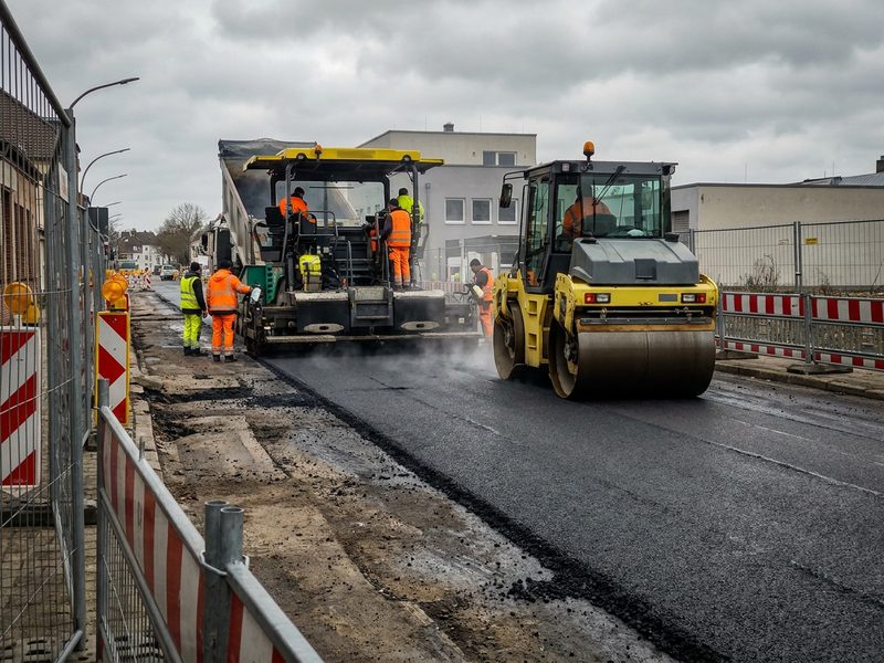 Fertiger bringt frischen Asphalt ein
