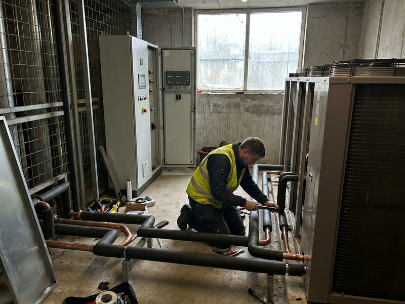 Monteur installiert eine Wärmepumpe